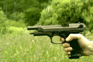 Sparare con la pistola nella proprietà privata è lecito: Corte di Cassazione 2022